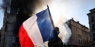 Francia, proteste contro il caro vita: scontri a Parigi e Marsiglia, decine di arresti