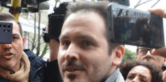Garlasco, i consulenti di Sempio: “Il killer di Chiara Poggi indossa scarpe taglia 40. Impronta 33? Non è di Andrea”