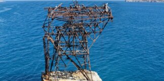 Addio al traliccio della miniera del Giglio, la memoria dei minatori finisce in fondo al golfo
