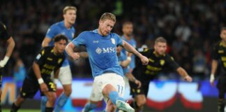 Hojlund sbaglia il rigore, arbitro fa ripetere e De Bruyne segna: caos in Napoli-Frosinone