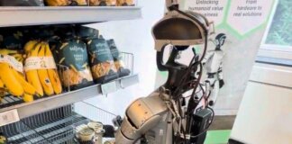 I robot lavorano al supermercato in Danimarca, gli umanoidi tra scaffali e casse
