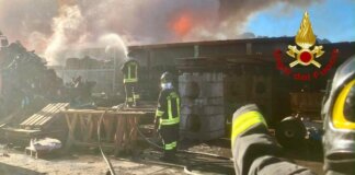 Pontedera, incendio Ecoacciai quasi spento: riaprono le aziende ma la ripartenza sarà lenta