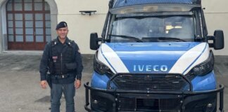 Si accascia in strada a Scandicci: un poliziotto libero dal servizio gli salva la vita con il massaggio cardiaco