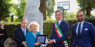 Pisa, il borgo di Coltano cambia nome per omaggiare Guglielmo Marconi Intitolazione Coltano Marconi consegna targa