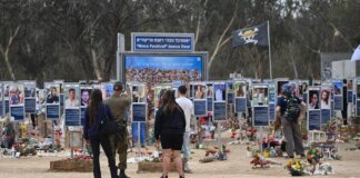 Israele, i due volti del 7 ottobre: sopravvissuti e familiari si riuniscono il giorno del massacro, il governo il 5