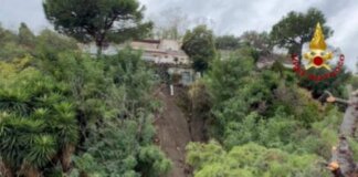 Maltempo in Campania, frana a Mergellina: evacuati tre appartamenti