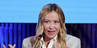 Manovra 2027, arrivano anche le targhe personalizzate. Meloni: “Ci si può sbizzarrire”