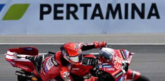 Marquez accelera, Bezzecchi e Fernandez cadono: cos’è successo in partenza in MotoGp