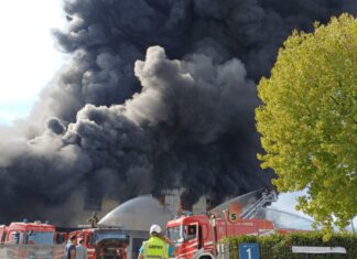 Maxi incendio a Malo, fiamme in una fabbrica di laterizi: “Mantenere chiuse porte e finestre”