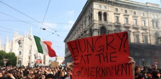 Milano, bottiglie e oggetti contro la polizia: corteo ‘Italia in Piazza’ spezzato in due