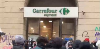 Milano, riparte la guerriglia in centro: giovani sfondano vetrine, saccheggiato un supermercato
