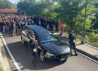 Operaio morto al Colosseo, folla ai funerali di Andrea Moretti: presente anche il ministro Giuli