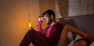 Ora solare: il debito di sonno resta, indagine: “Un italiano su 3 recupera nel weekend”