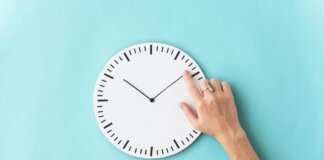 Ora solare tra sonnolenza, risvegli anticipati e irritabilità: i possibili effetti dello spostamento di lancette