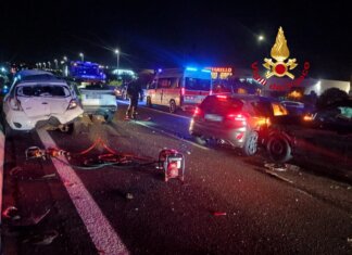 Maxitamponamento fra sei auto sul raccordo della A11: paura e feriti