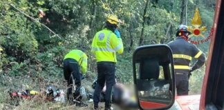 Finisce con la moto in una zona impervia: task force per recuperarlo