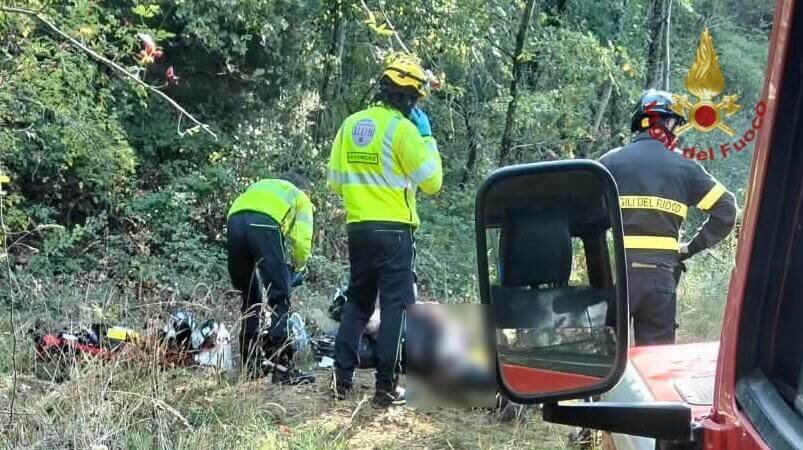 finisce con la moto in una zona impervia task force per recuperarlo da Corrieretoscano.it finisce con la moto in una zona impervia task force per recuperarlo