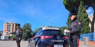 Continue violenze e vessazioni alla madre: viola i divieti imposti e finisce in carcere