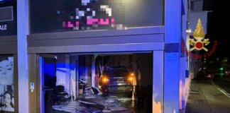 Perde il controllo dell’auto e sfonda una vetrina di un negozio ad Arezzo