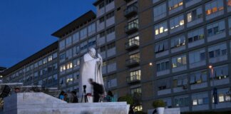 Papa, Vaticano: “Bene la notte al Gemelli, si è alzato e ha fatto colazione”