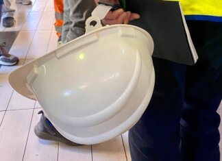 Pistoia, cade dal tetto di un capannone: operaio muore a 43 anni