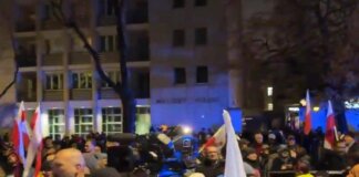 Polonia, sospeso presidente della Corte Costituzionale: polizia schierata attorno all’edificio