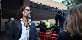 Processo a Russell Brand, la terza accusatrice in aula: “Ho chiuso gli occhi e ho cercato di non essere lì”