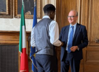 Prof accoltellata a Roma, Valditara premia studente che la salvò: “Esempio di coraggio e solidarietà”