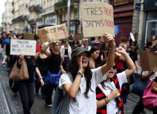 Proteste nei licei in Francia, il prof: “Le occupazioni contro i tagli all’educazione”