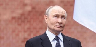 Putin compie 74 anni: dal trattore al coccodrillo, ecco i regali più assurdi ricevuti