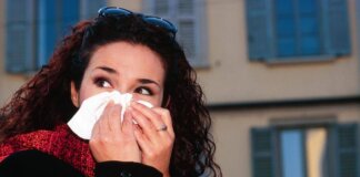 Raffreddore che non passa, cosa fare: esperto svela le cause dei sintomi infiniti