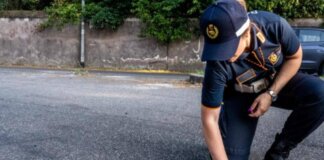 Roma, investe bimbo davanti alla scuola e scappa: 54enne denunciato