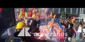 Sciopero 30 ottobre, a Napoli bruciato striscione con Meloni, Bernini e Mr Monopoly