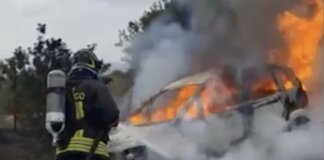 Auto in fiamme sull’Aurelia a Follonica: ferita una donna