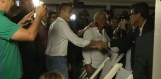 Fabrizio Corona da Vannacci a Marina di Pietrasanta: “Sono venuto per conoscerlo e magari per fare un’inchiesta” Fabrizio Corona da Vannacci a Marina di Pietrasanta: "Sono venuto per conoscerlo e magari per fare un'inchiesta"