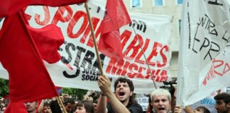 Spagna, bocciati i decreti sulla casa di Sánchez: proteste davanti al Congresso