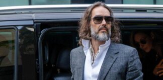 “Spietato e calcolatore con un insaziabile appetito sessuale”: le durissime accuse in tribunale a Russell Brand