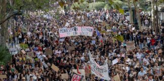 Studenti in piazza in tutta la Francia, scontri a Parigi: manifestanti lanciano pietre, polizia risponde con lacrimogeni