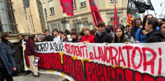 Torino, bidoni di letame rovesciati davanti al municipio prima del corteo per lo sciopero generale: il video