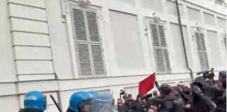 Torino, tensioni e scontri al corteo: lancio di oggetti e cariche della polizia
