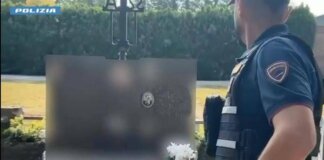 Treviglio, si accanisce contro lapide ex sindaco per una vicenda degli anni ’60: denunciata 90enne