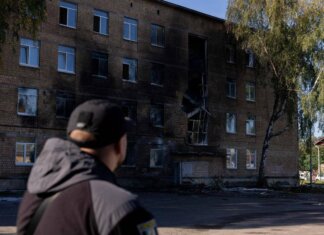 Ucraina, drone russo colpisce scuola a Kiev: paura e bambini nei rifugi