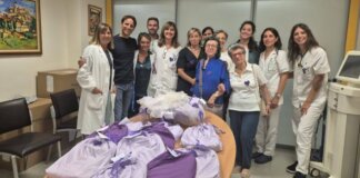 Pistoia, l’associazione Kintsugi dona pigiami e calzini agli anziani soli del San Jacopo Un momento della consegna da parte dell_associazione