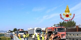Tir che trasporta vetro frantumato si ribalta dopo lo scontro con un’auto in A12: due feriti, strada chiusa