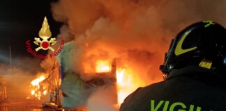 Incendio nel deposito di autobus di viale XI Agosto a Firenze: distrutti dodici mezzi