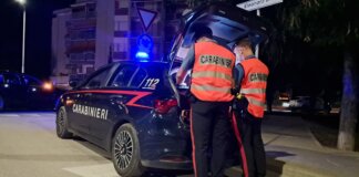 Rapinarono due volte dei ragazzini con un dissuasore elettrico: in carcere un 18enne di Follonica