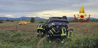 Auto fuori strada e ribaltata a Braccagni: due bambini in elicottero al Meyer, ferita la madre